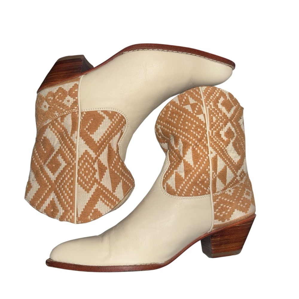 MOMO New York Stylish Cream and Tan Women's Boots